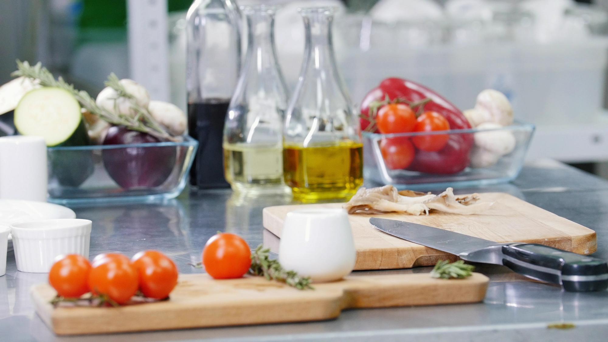 Ingredienti freschi disposti su banco